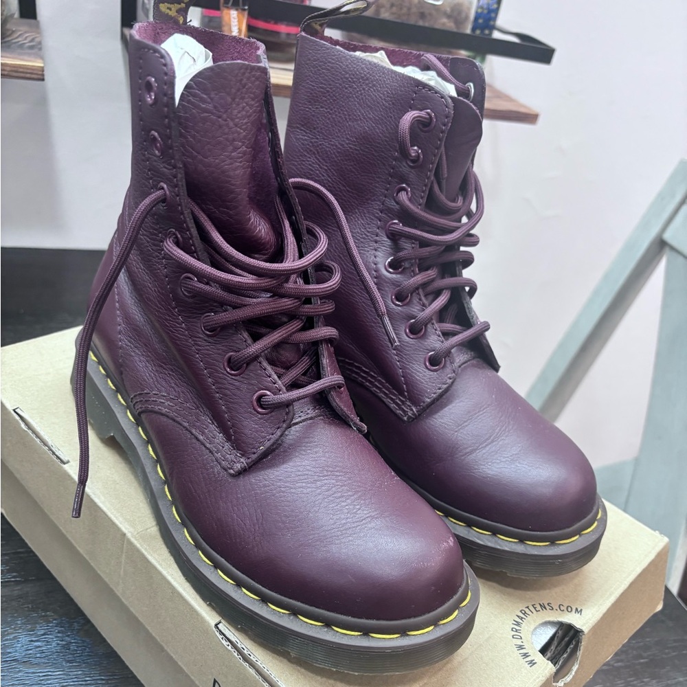 Dr. Martens Women's  🍒 Red 1460 Pascal Virginia Great condition